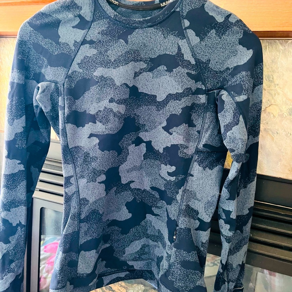 Like new Lululemon Long Sleeved Blue Camo Shirt-SIZE 6